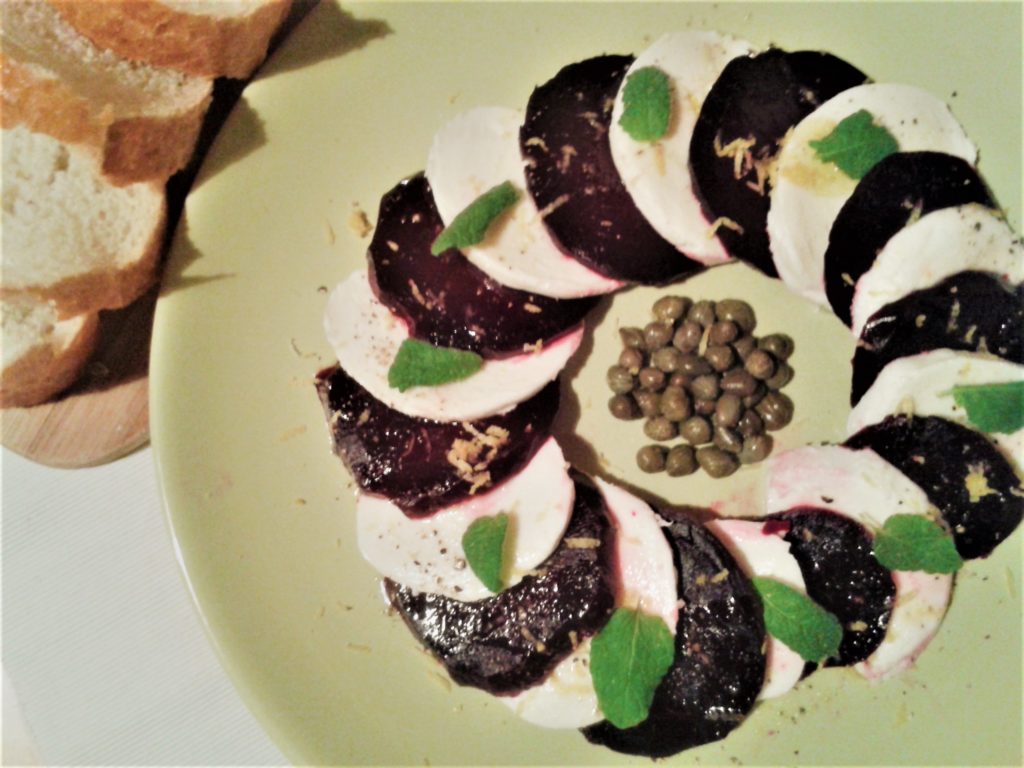 Caprese z buraków i mozzarelli
