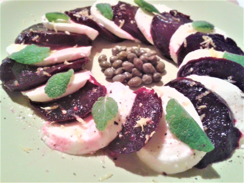 Caprese z buraków i mozzarelli